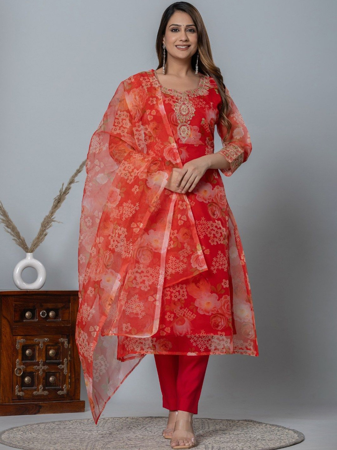 

VEDANA Floral Printed Regular Sequinned Organza Kurta With Trousers & Dupatta, Red