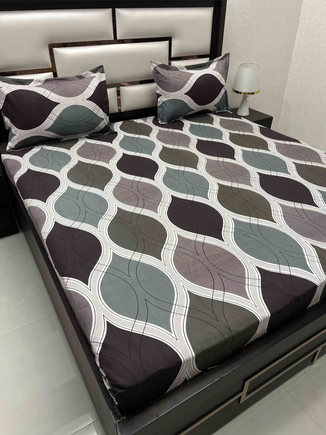 

Pure Decor Amulya Grey & White Abstract Printed 350 TC Queen Bedsheet with 2 Pillow Covers