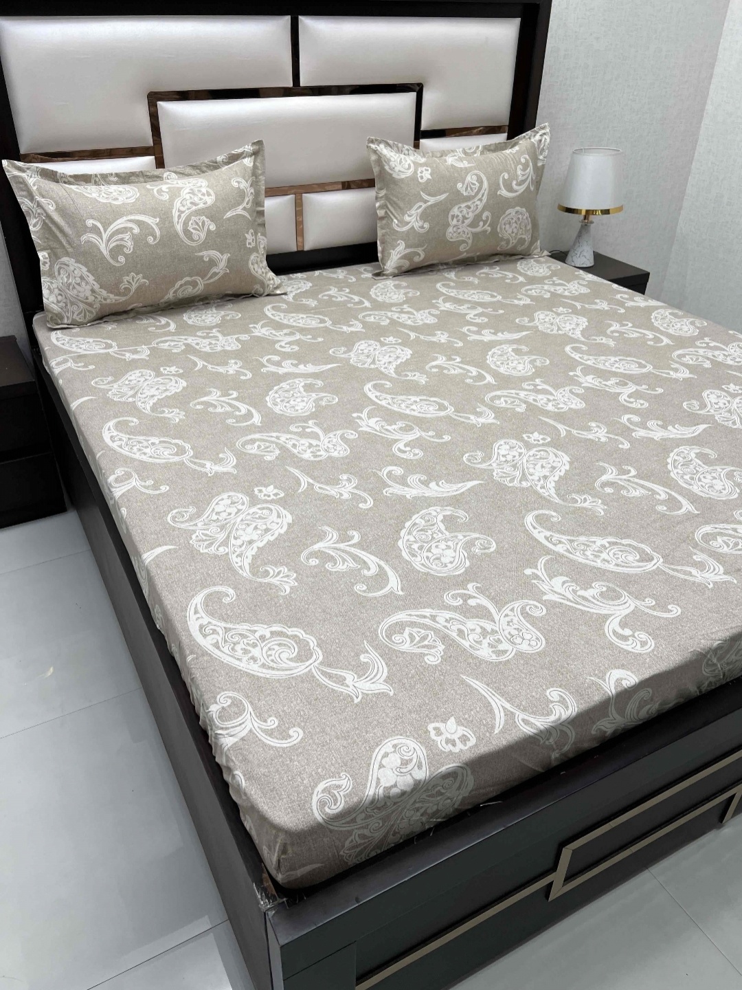 

Pure Decor Royal Velar Green Cotton 350 TC King Bedsheet with 2 Pillow Covers