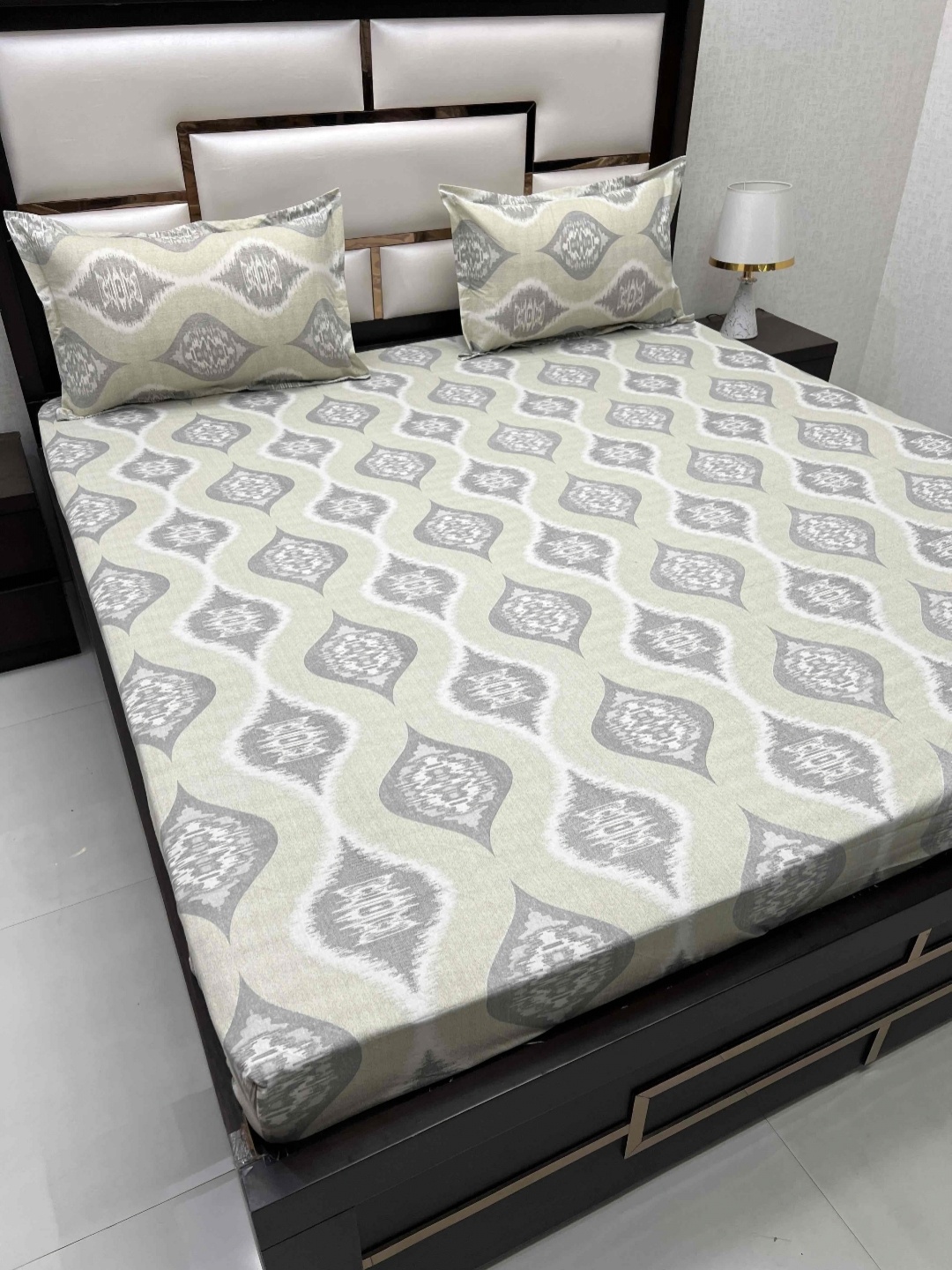 

Pure Decor ruby Green & Grey Pure Cotton Fitted 260 TC King Bedsheet with 2 Pillow Covers