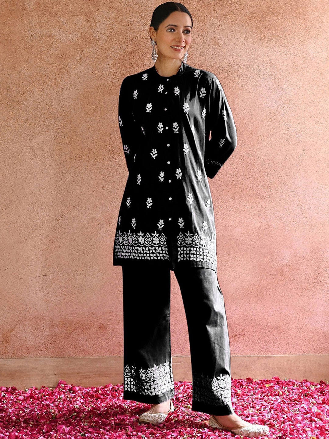 

LADY SHOPI Floral Embroidered Thread Work Kurta with Palazzo, Black