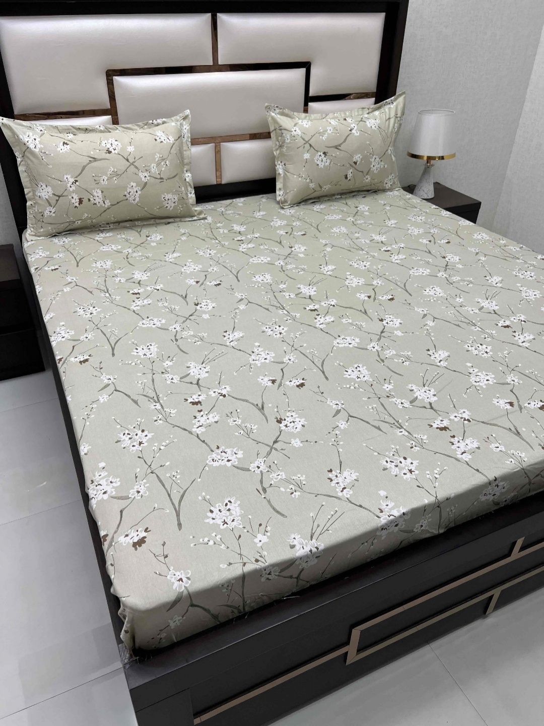 

Pure Decor Sapphire Green Floral 260 TC Pure Cotton Fitted Super King Bedsheet Set