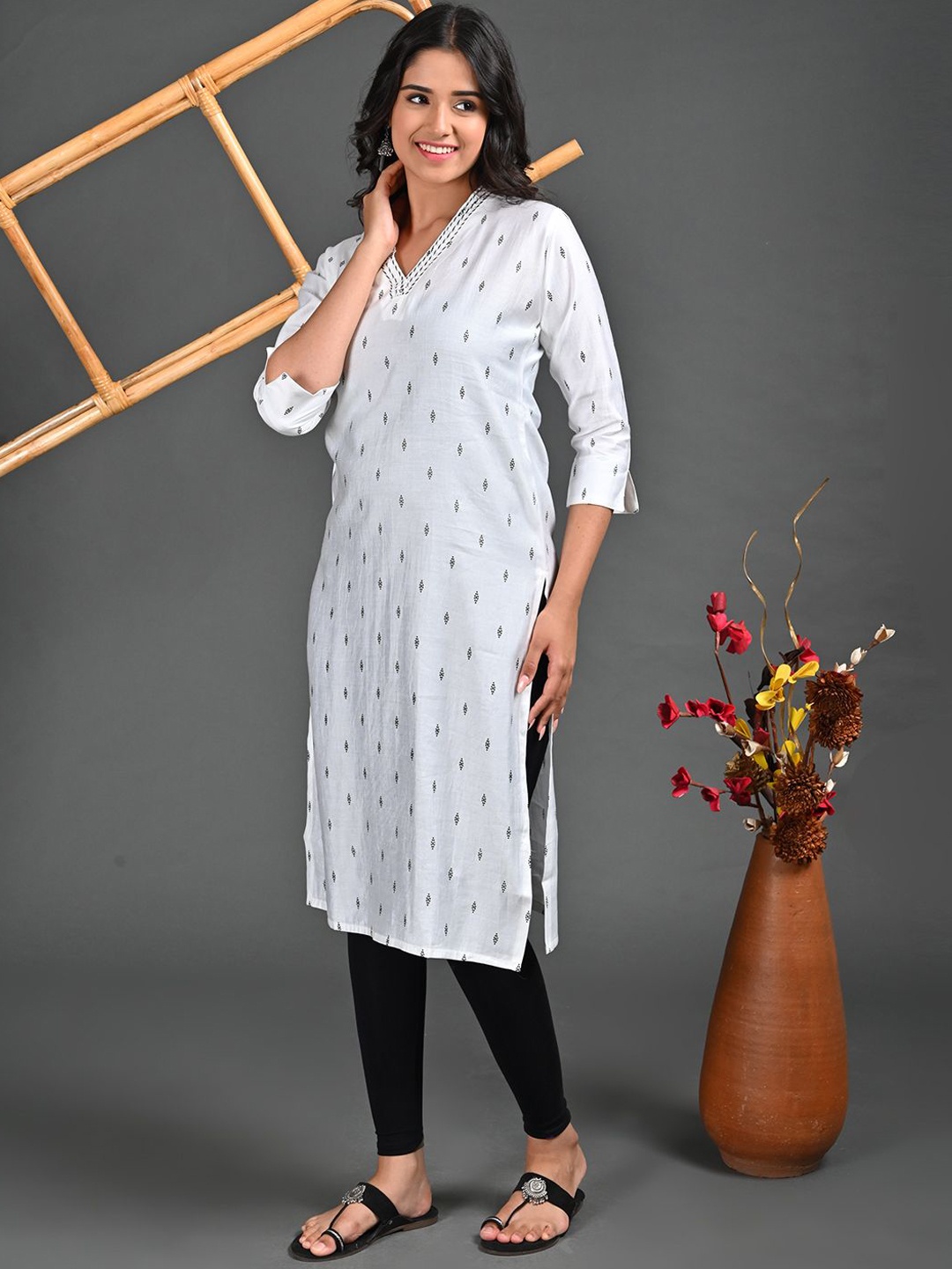 

GOLDSTROMS Ethnic Motifs Embroidered V-Neck Thread Work Straight Kurta, White