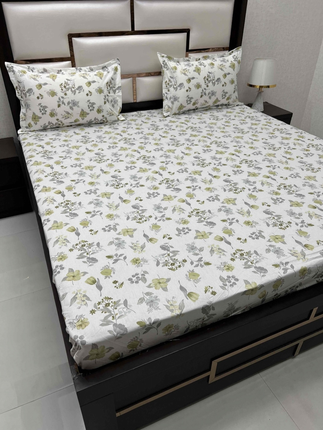 

Pure Decor Royal Velar White Floral 230 TC Cotton King Bedsheet With 2 Pillow Covers