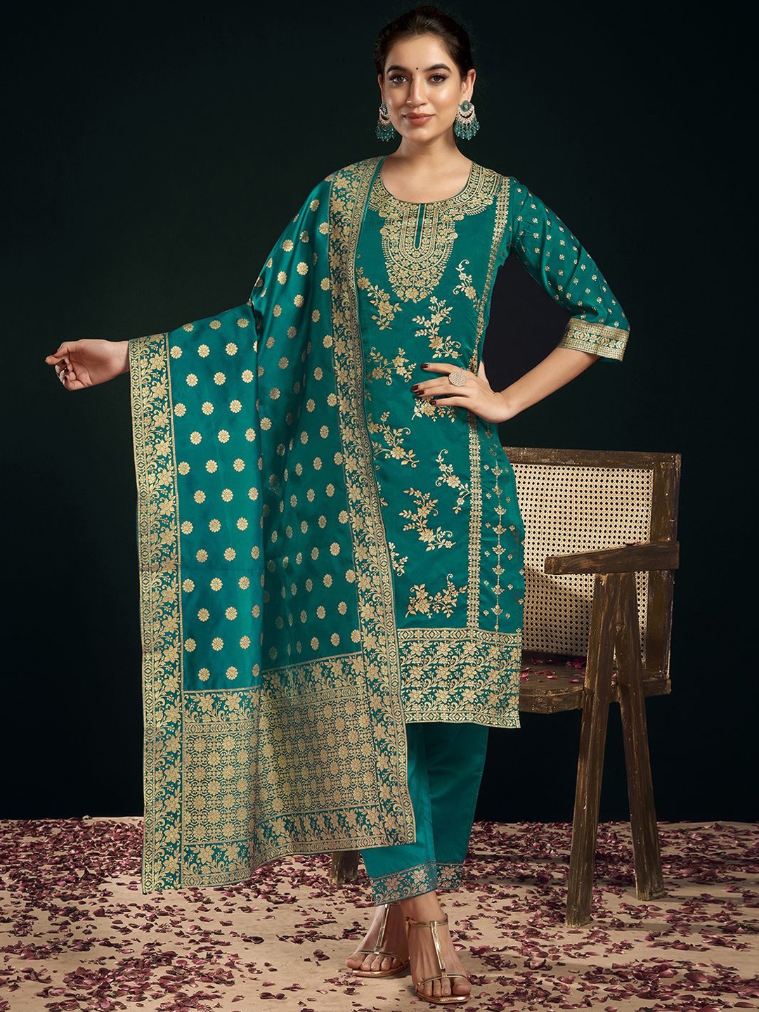 

SKYLEE Gold Toned & Green Ethnic Motifs Wovn Design Straight Kurta & Trousers With Dupatta