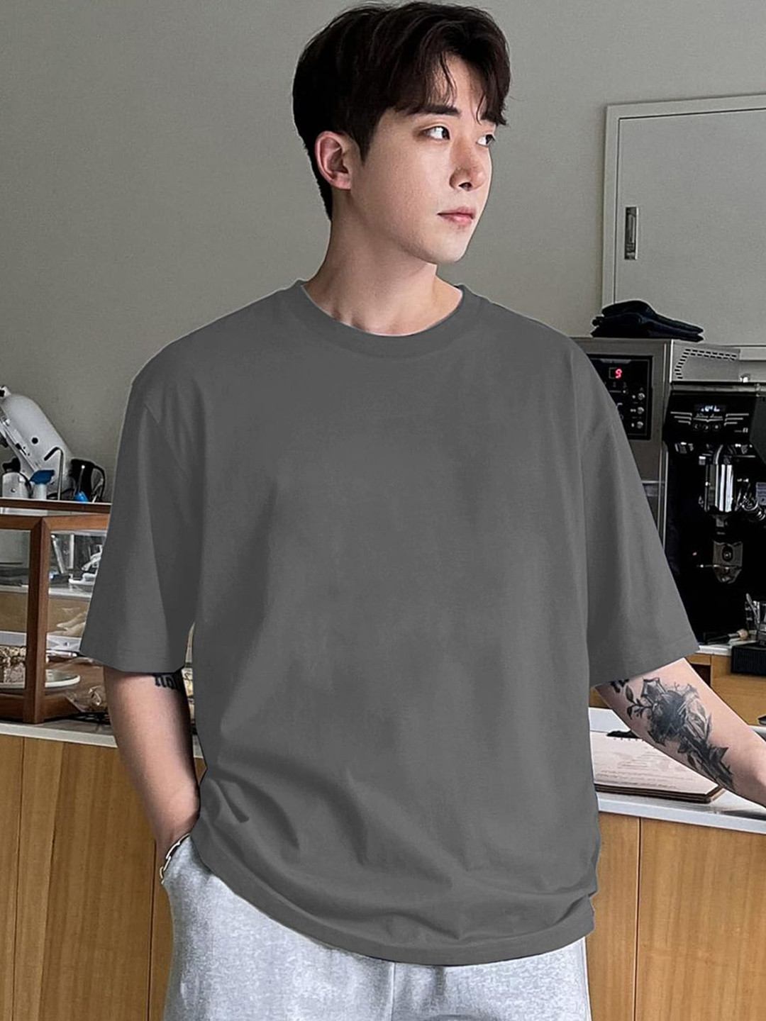 

CLAFOUTIS Men Drop-Shoulder Sleeves Applique T-shirt, Grey