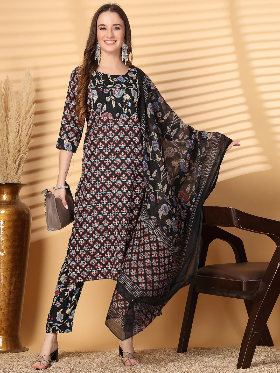 

Piludi Floral Printed Straight Kurta with Trousers & With Dupatta, Black