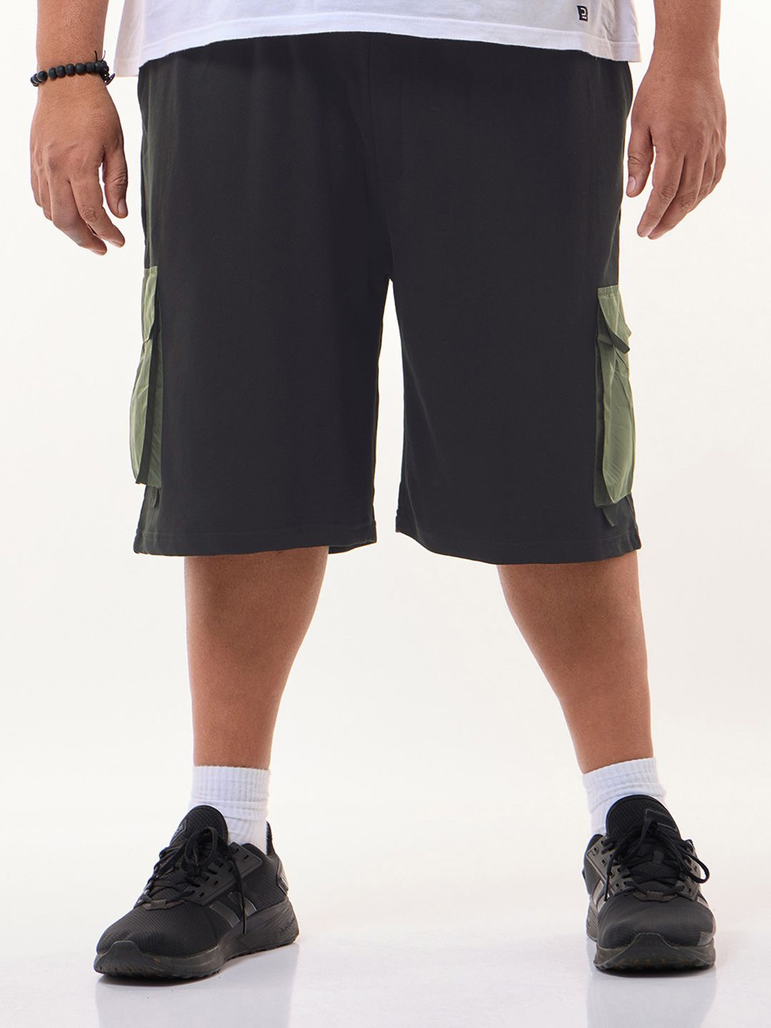 

Bewakoof Plus Size Oversized Colourblocked Cargo Shorts, Black