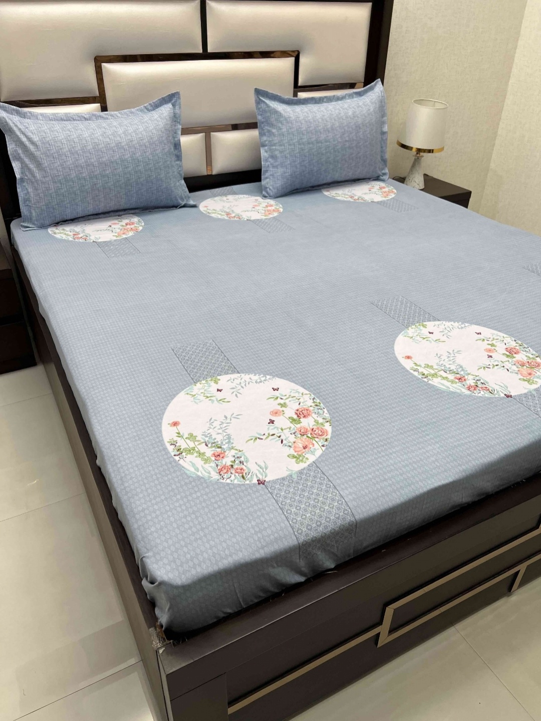 

Pure Decor Manor Blue & White Printed Fitted 240 TC King Bedsheet With 2 Pillow Covers