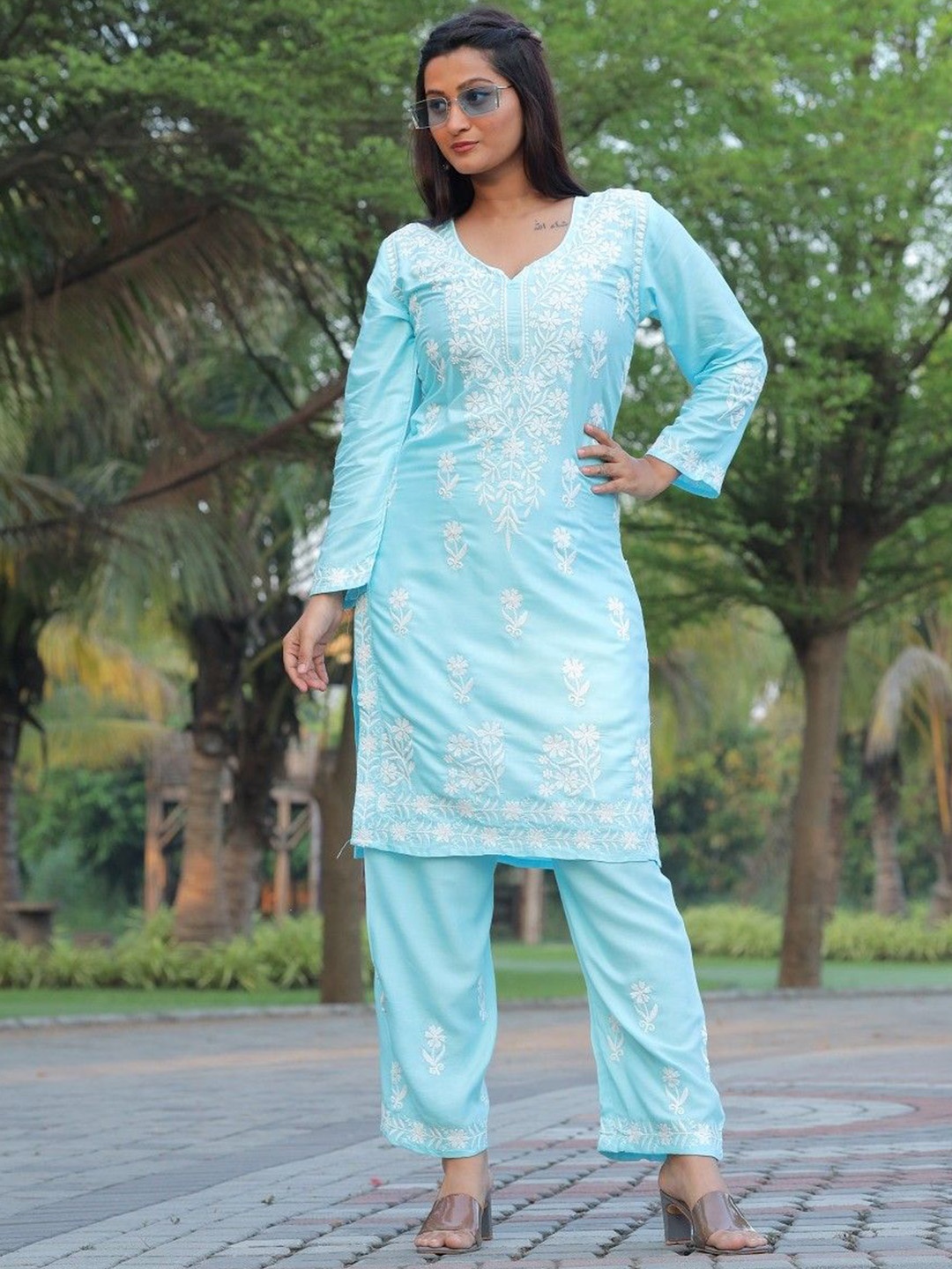 

LADY SHOPI Ethnic Motifs Embroidered Chikankari Kurta with Palazzo, Turquoise blue