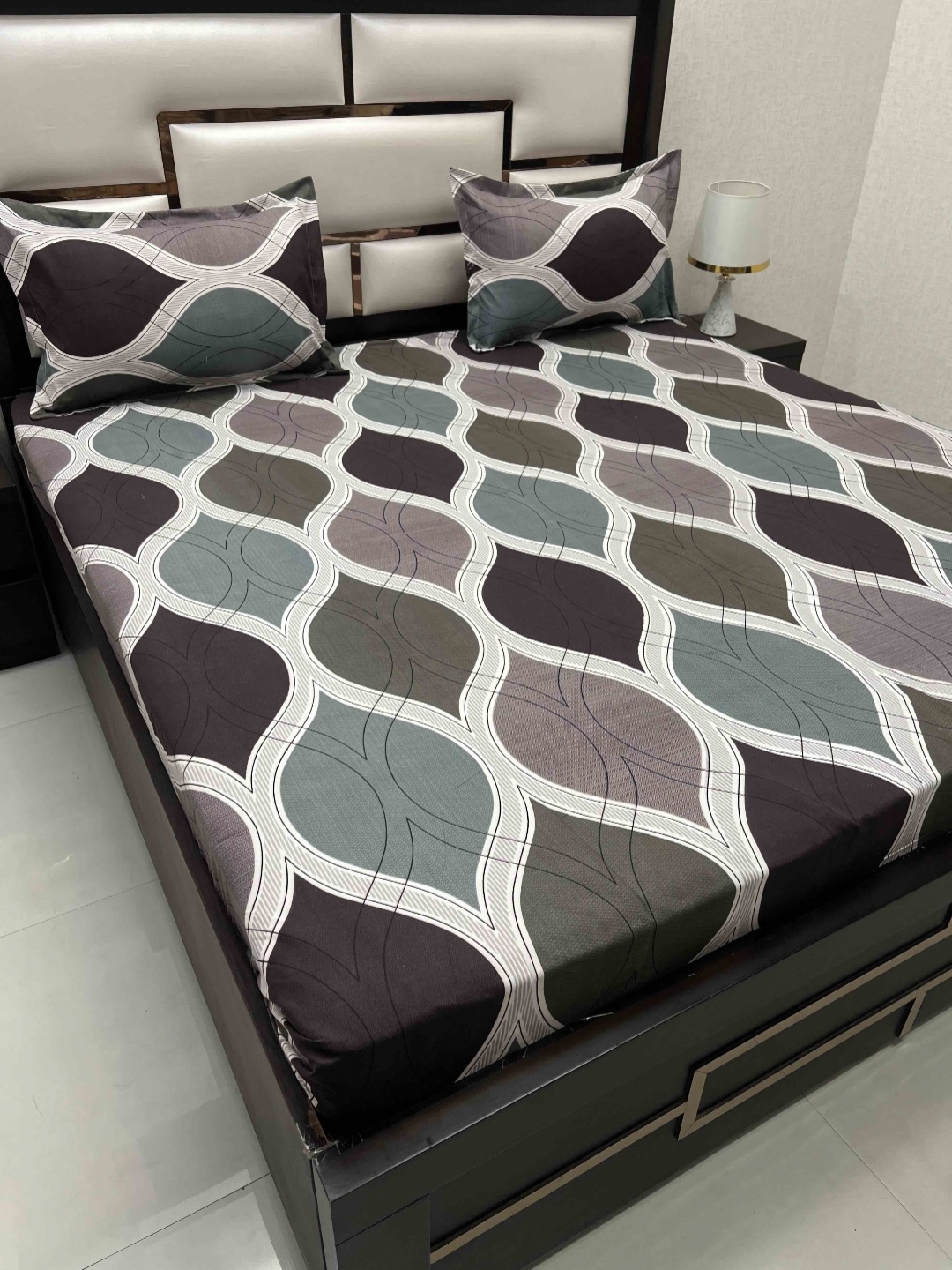 

Pure Decor Amulya White Abstract Printed Microfiber 230TC Queen Bedsheet & 2 Pillow Covers