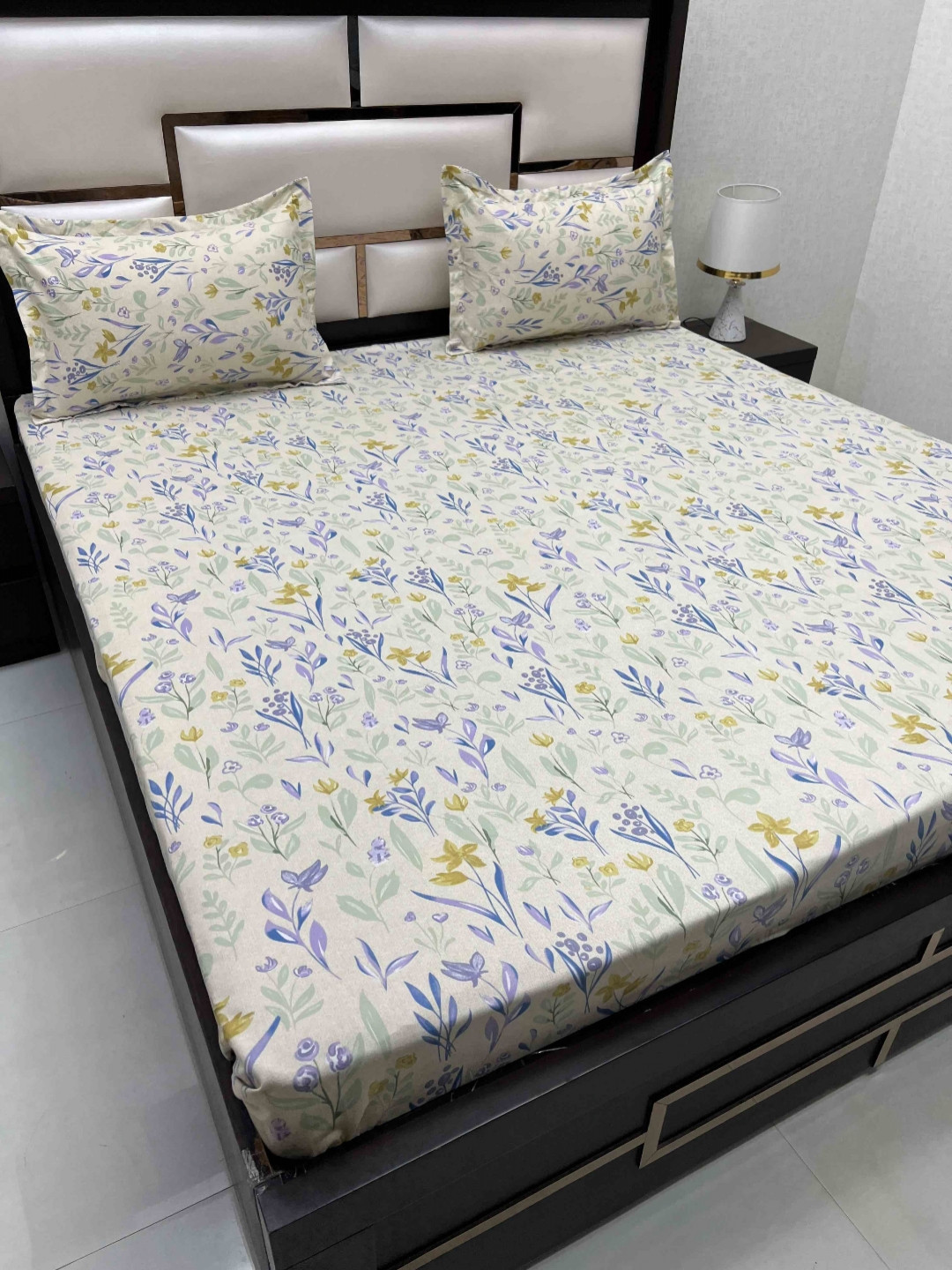 

Pure Decor Amulya Cream-Coloured Floral 240TC Microfiber Queen Bedsheet & 2 Pillow Covers