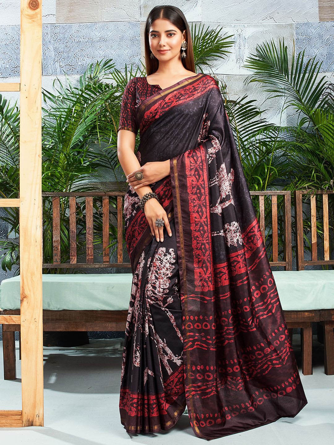 

Mitera Abstract Printed Zari Saree, Red