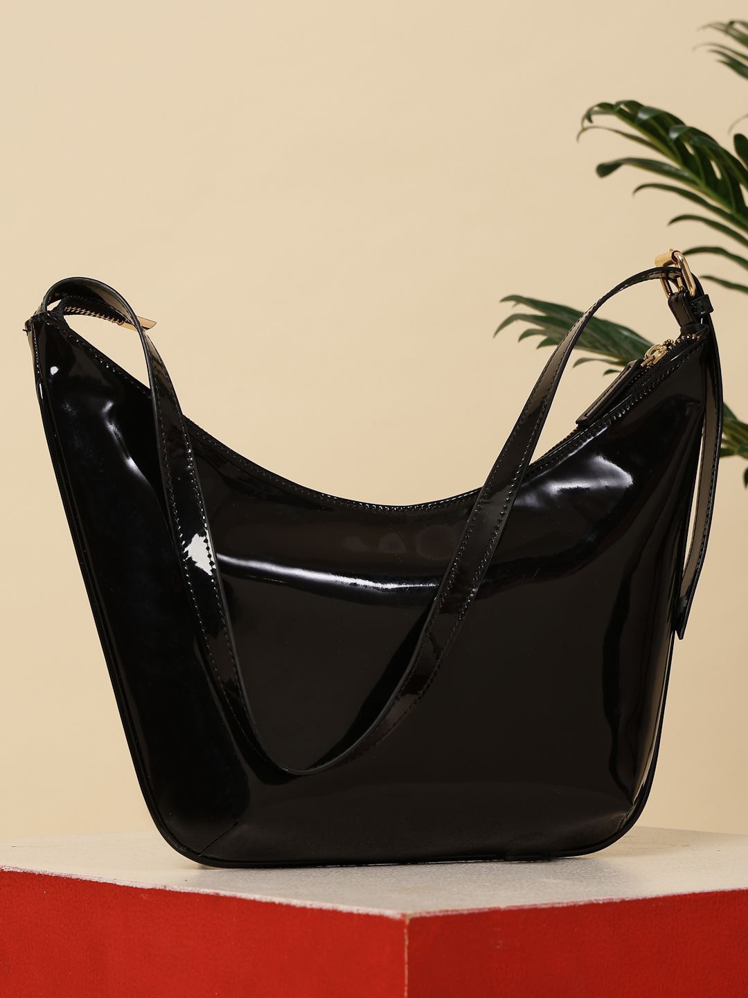 

DressBerry Women One Handle Structured Zip Closure Shoulder Bag, Black