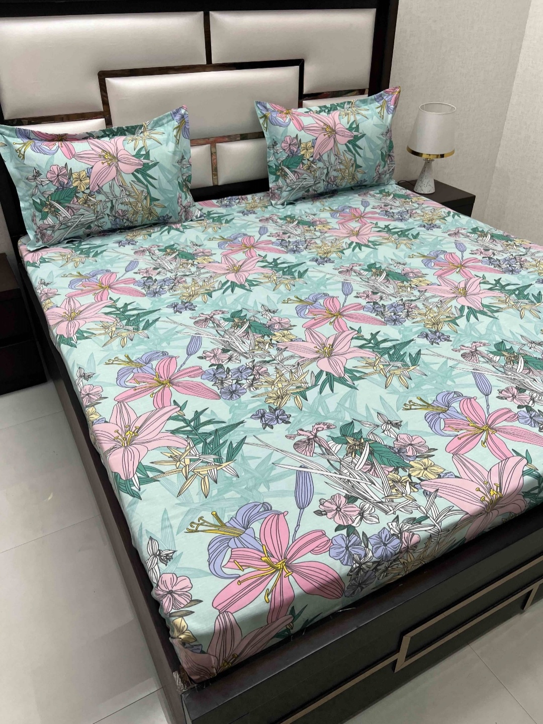 

Pure Decor Amulya Green Floral Printed 350 TC Queen Bedsheet With 2 Pillow Covers