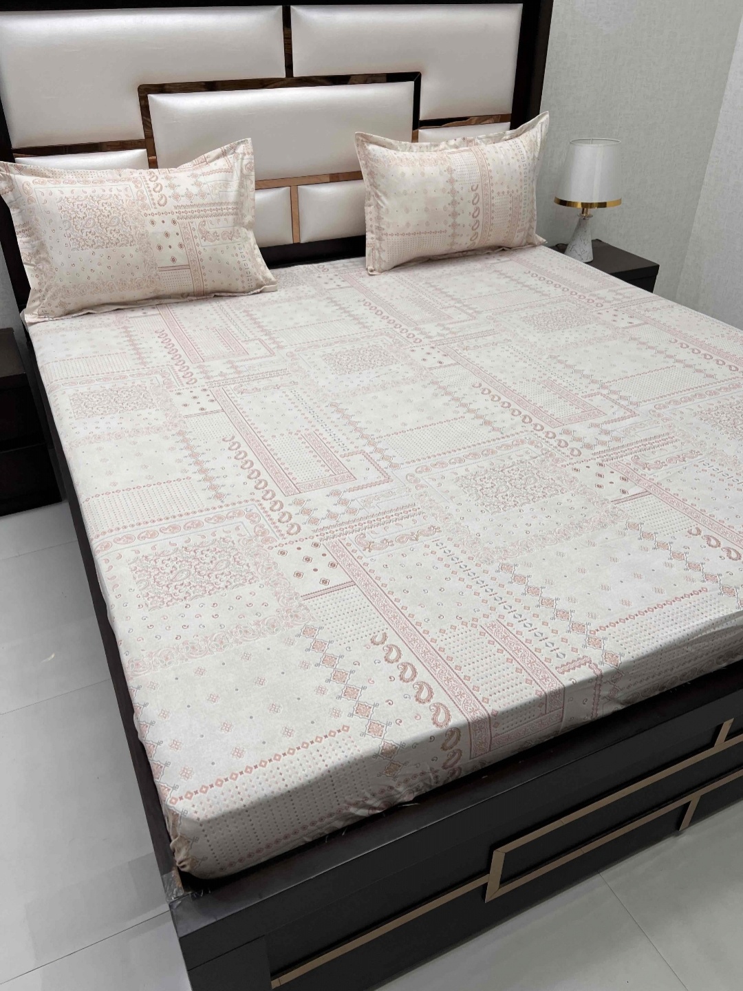 

Pure Decor velar fur sib Peach Pure Cotton 220 TC King Bedsheet with 2 Pillow Covers