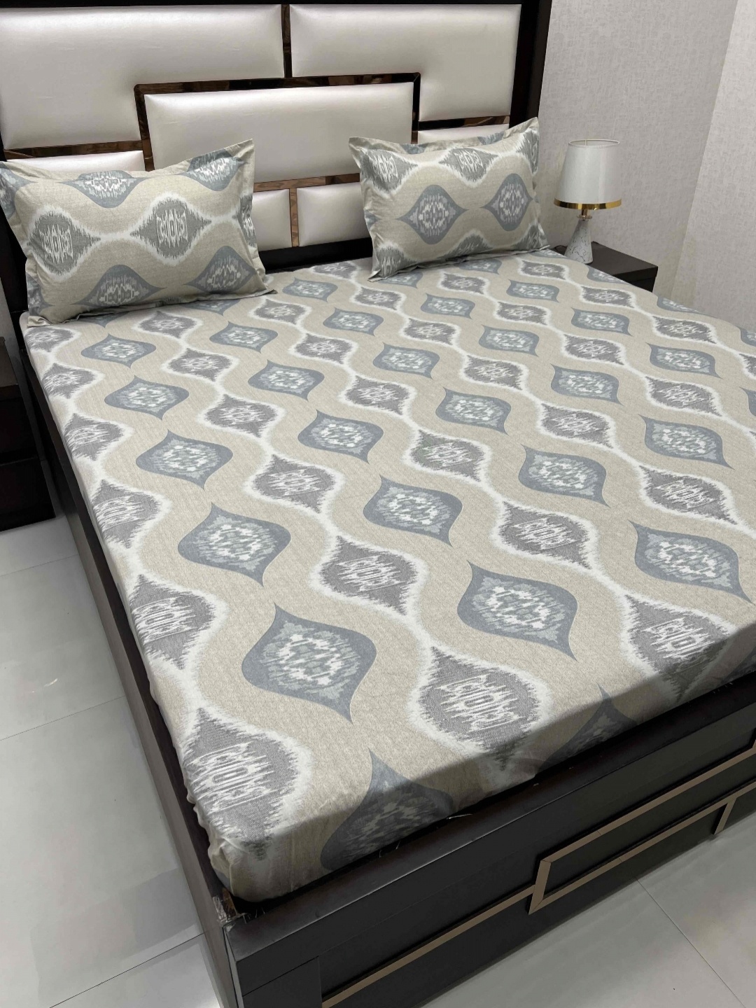 

Pure Decor ruby Green Printed Pure Cotton 300 TC King Bedsheet with 2 Pillow Covers