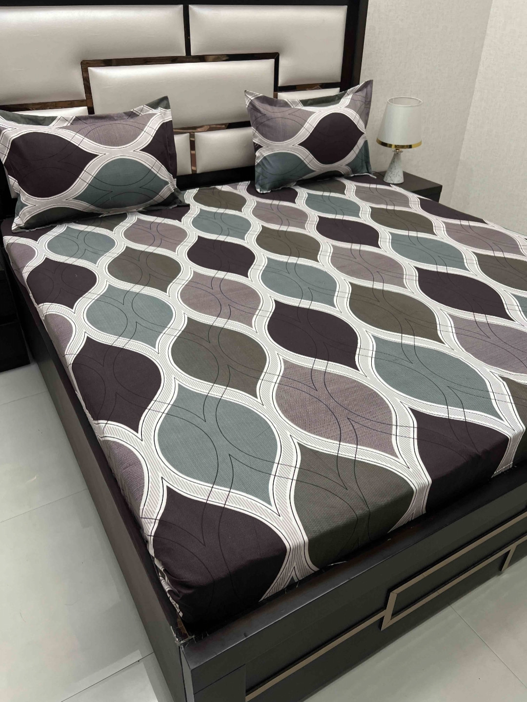

Pure Decor Amulya White Geometric Printed Microfiber Queen Bedsheet With 2 Pillow Covers