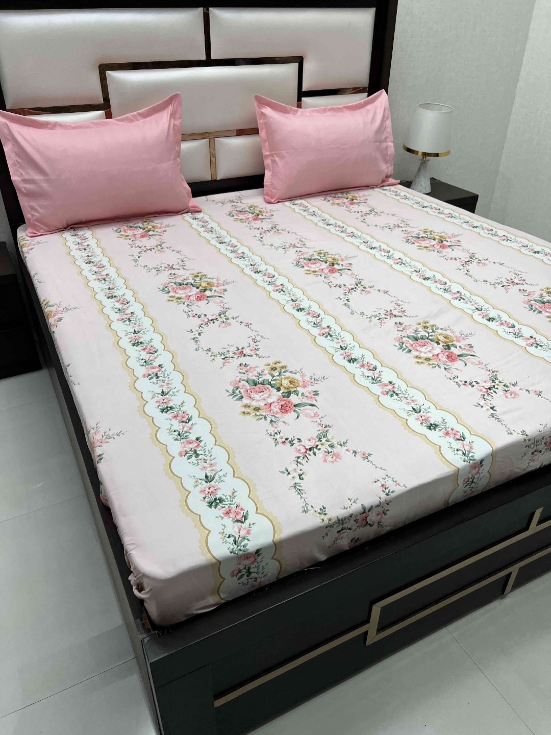 

Pure Decor Pink & White Floral Cotton 230 TC King Bedsheet with 2 Pillow Covers