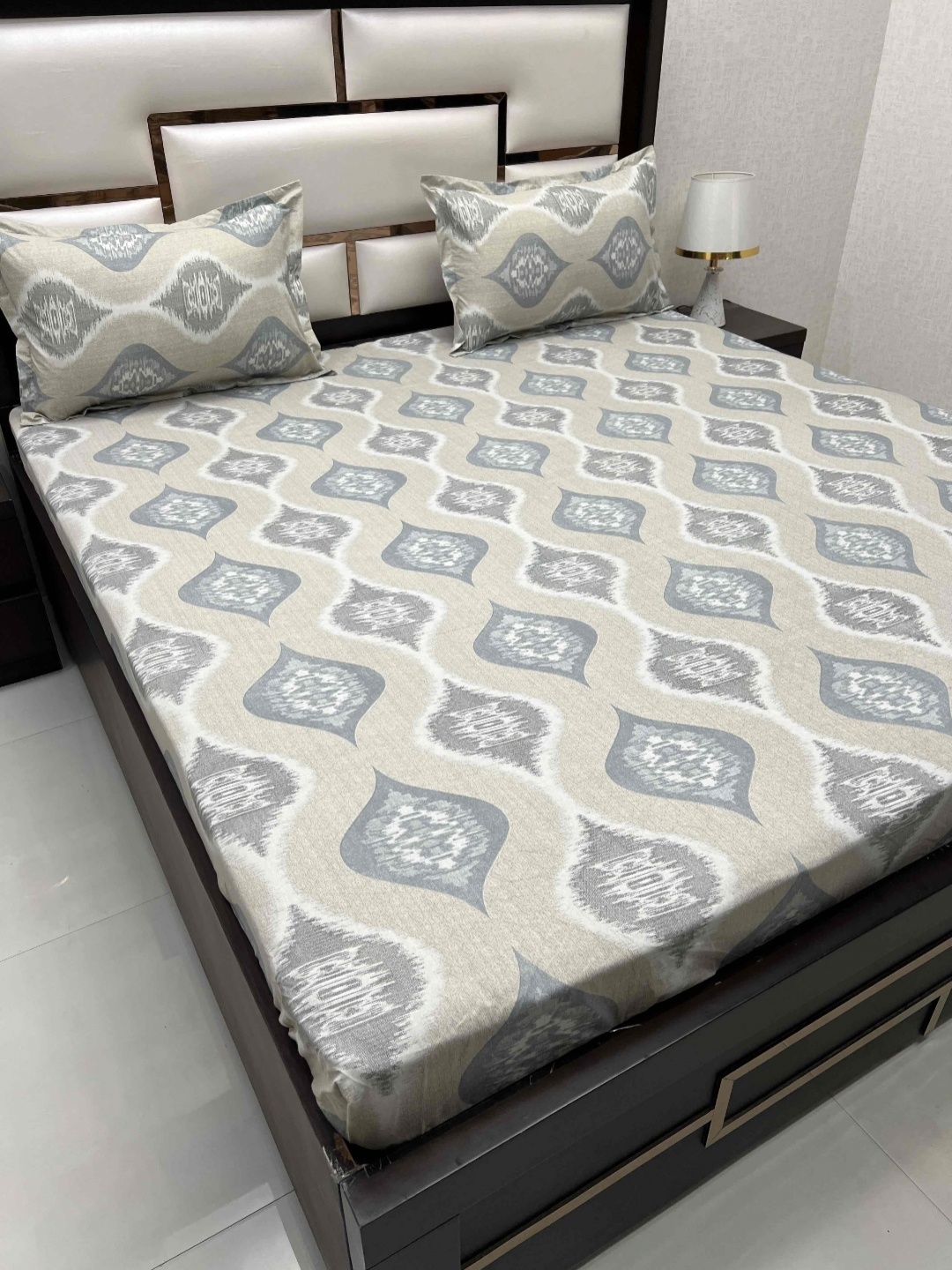 

Pure Decor Ruby Grey Abstract Printed Pure Cotton 380 TC King Bedsheet & 2 Pillow Covers
