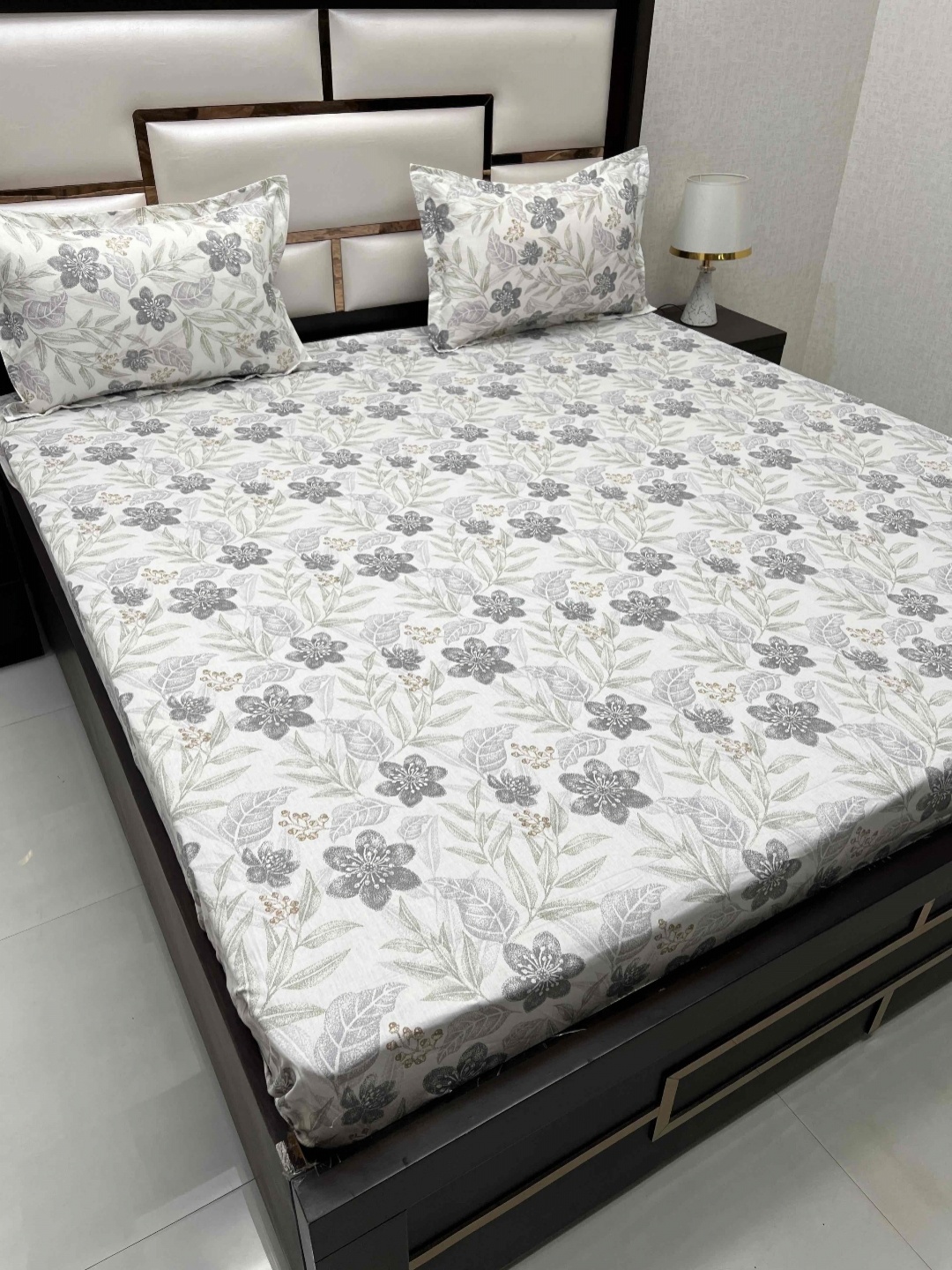 

Pure Decor sapphire White Pure Cotton 220 TC King Bedsheet with 2 Pillow Covers