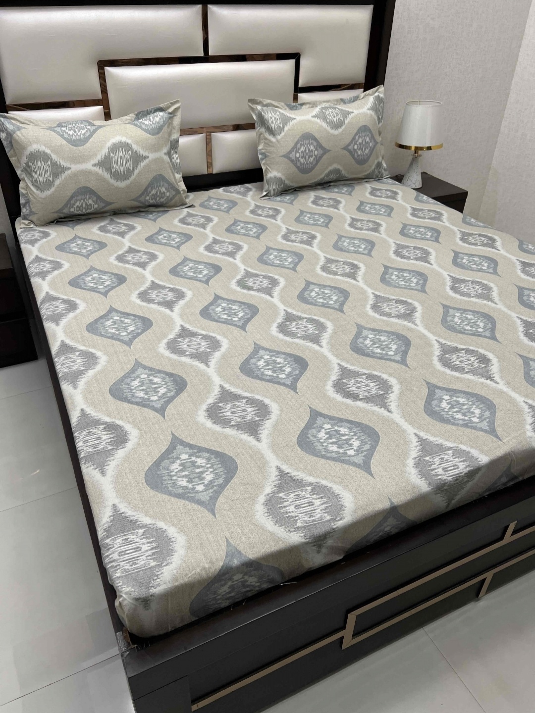 

Pure Decor velar fur sib Beige Pure Cotton 260 TC King Bedsheet with 2 Pillow Covers