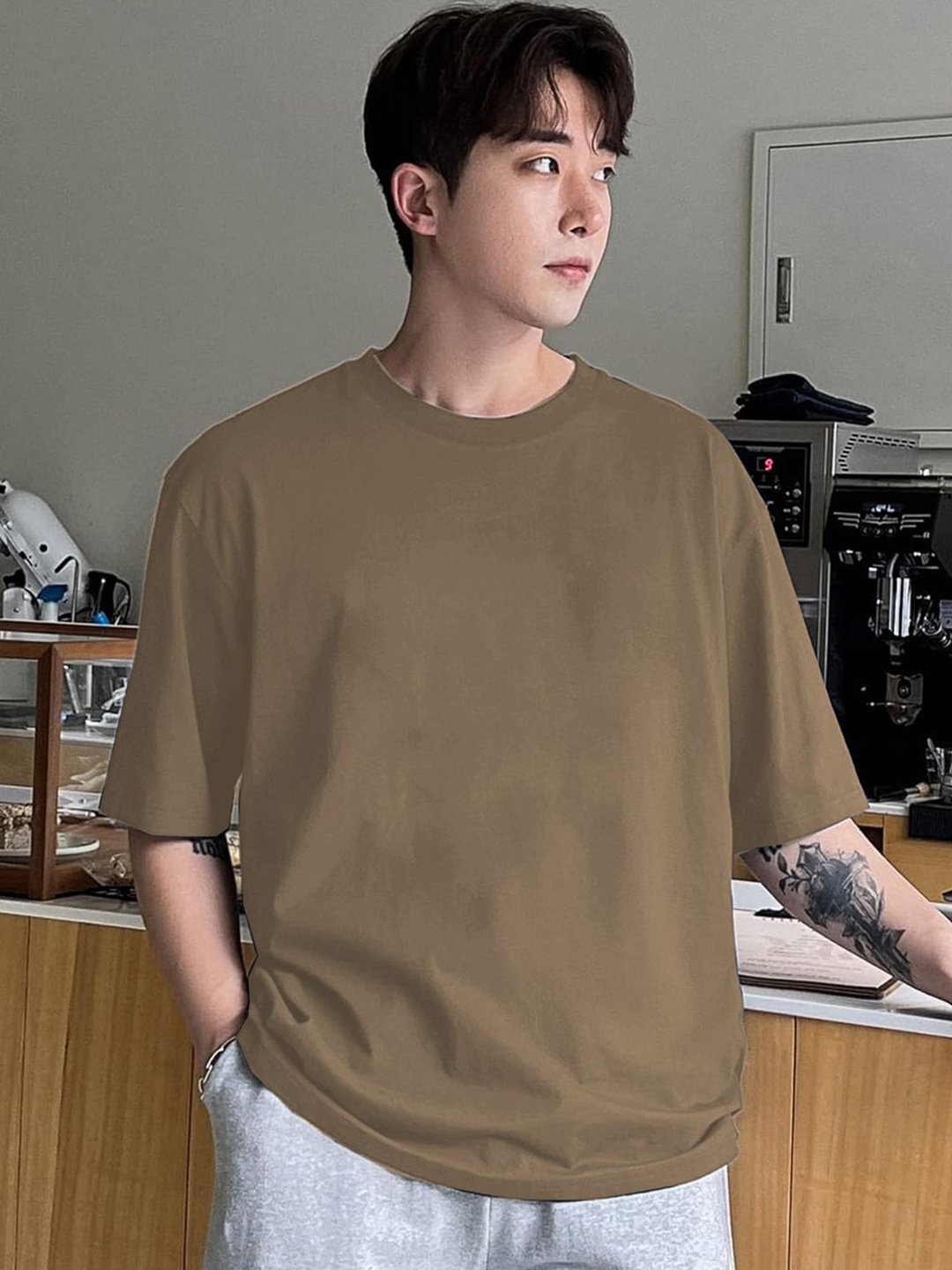 

CLAFOUTIS Men Drop-Shoulder Sleeves Applique Cotton T-shirt, Beige