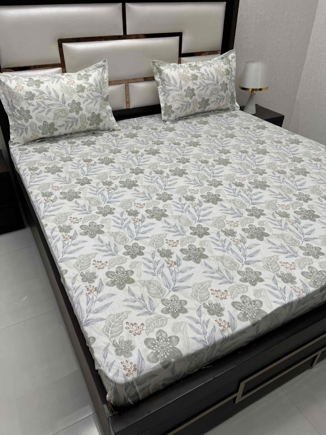 

Pure Decor sapphire White Floral Pure Cotton 230TC King Bedsheet with 2 Pillow Covers