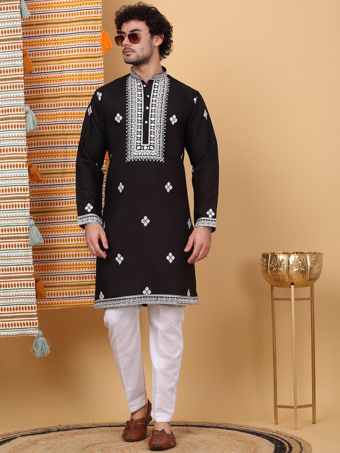 

KRAFT INDIA LUXE Ethnic Motifs Embroidered Thread Work Straight Kurta, Black