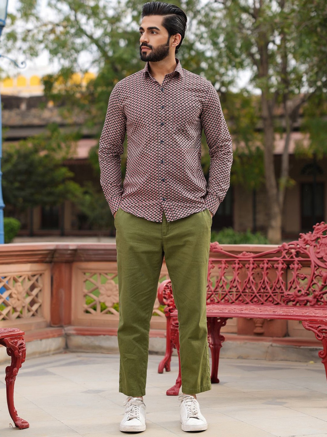 

SAY Men Straight Spread Collar Floral Printed Cotton Casual Shirt, Black