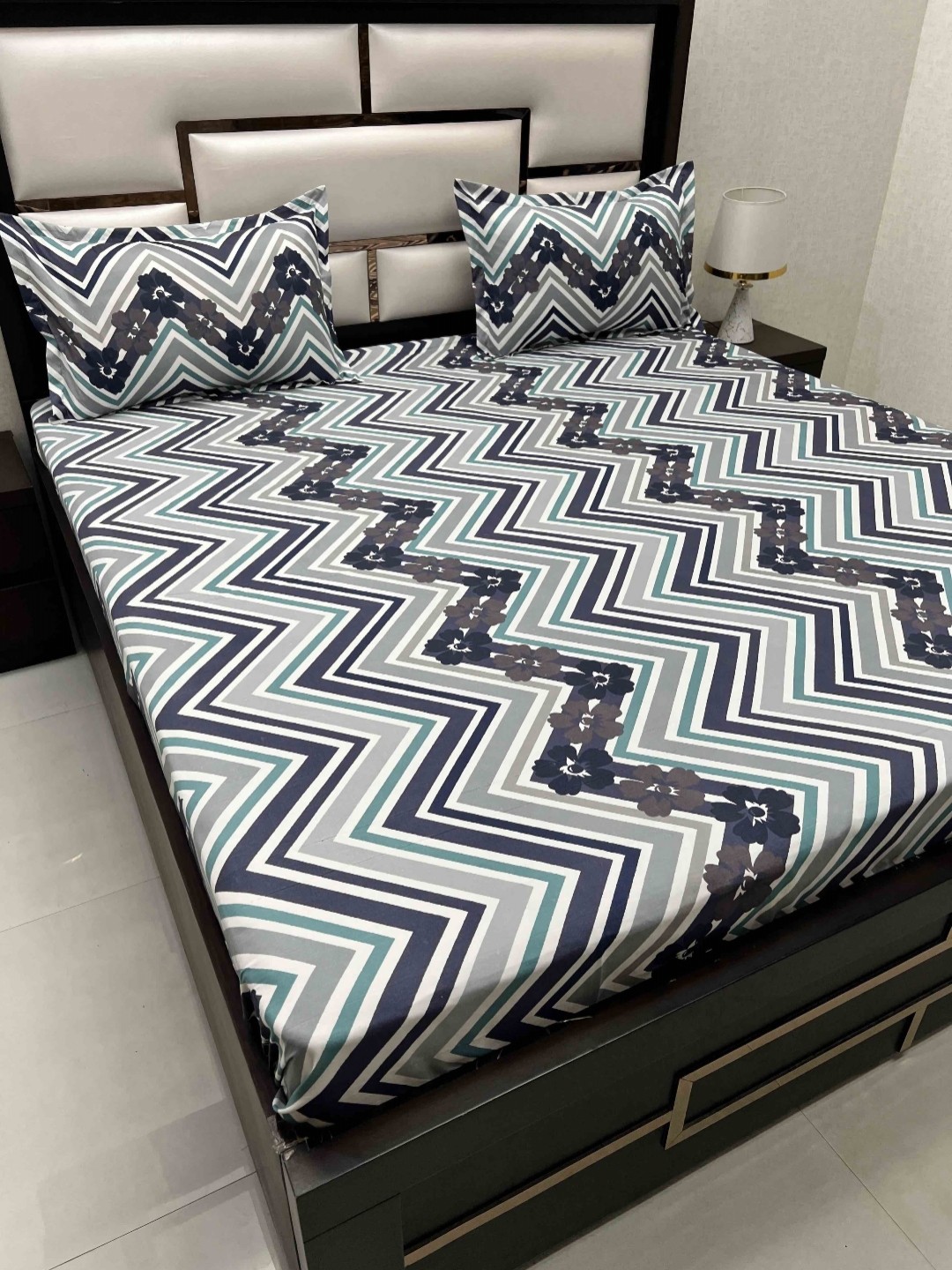 

Pure Decor Amulya White & Grey Microfiber 230 TC Queen Bedsheet with 2 Pillow Covers