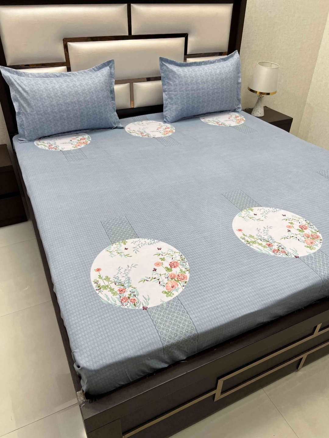 

Pure Decor Leisure Fur Blue & White Printed 220 TC Microfiber Super King Bedsheet Set