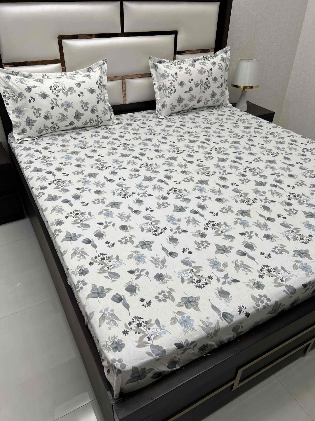 

Pure Decor Sapphire White & Grey Floral 260 TC Cotton King Bedsheet With 2 Pillow Covers