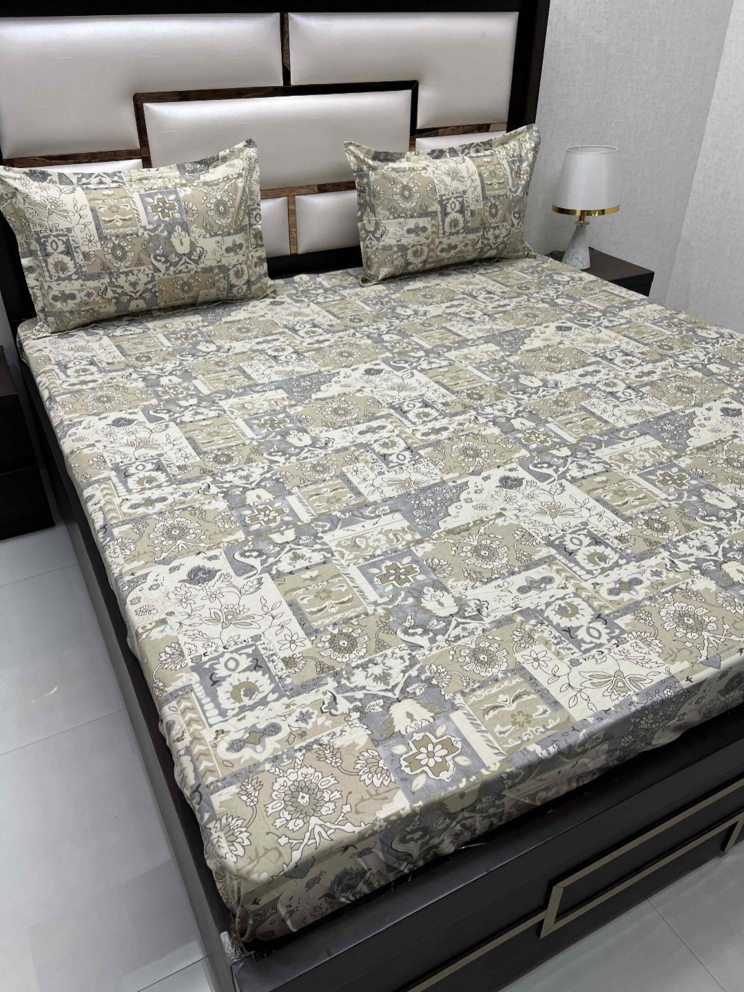

Pure Decor Green & Grey Floral Pure Cotton 300 TC King Bedsheet with 2 Pillow Covers