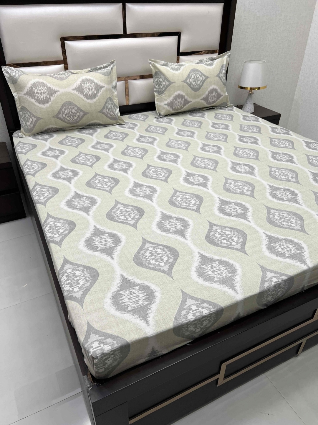 

Pure Decor Covers Ruby Green Ethnic Motifs 250 TC Cotton King Bedsheet & 2 Pillow Covers