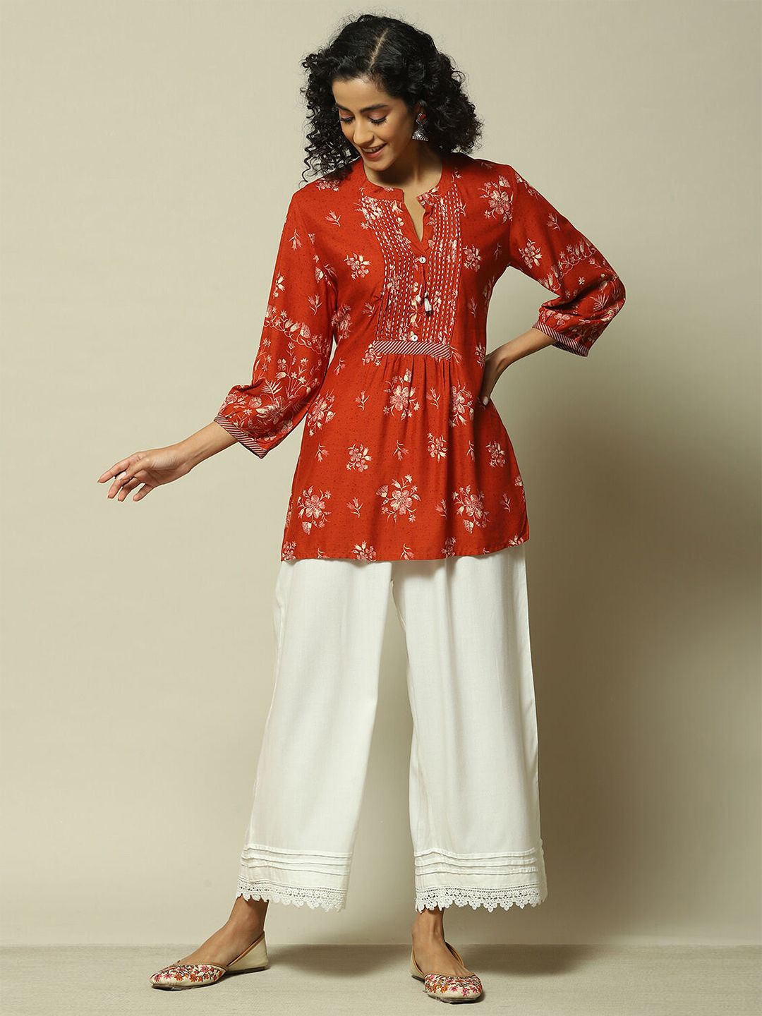 

Rangriti Women Floral Printed Mandarin Collar Kurta, Rust