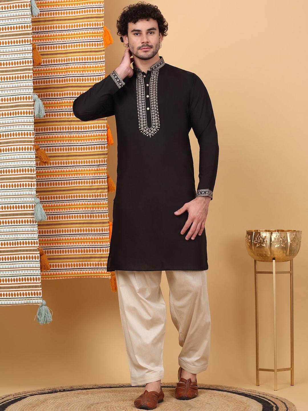 

KRAFT INDIA LUXE Ethnic Motifs Yoke Design Thread Work Straight Kurta, Black