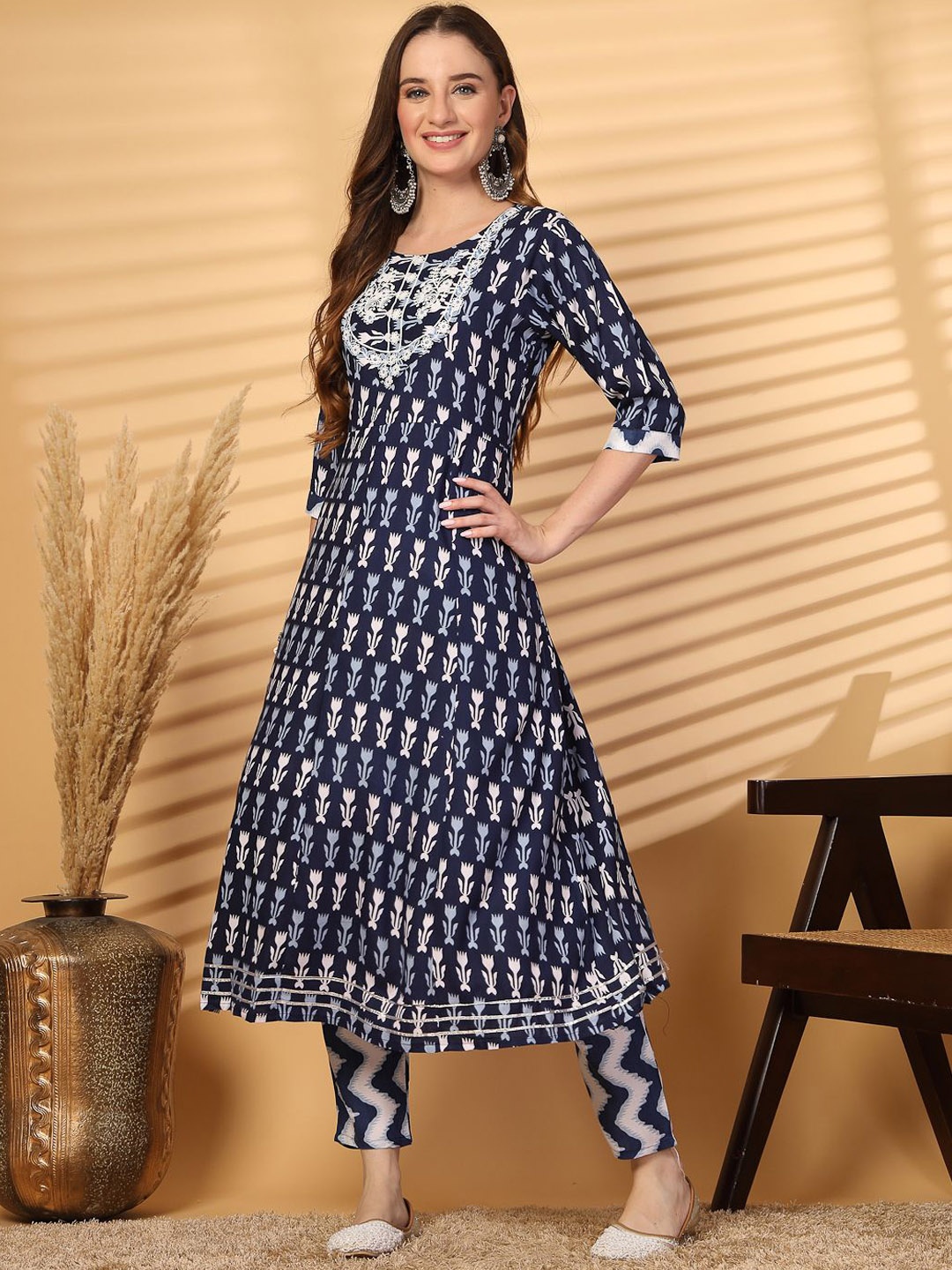 

Piludi Floral Printed Straight Kurta with Trousers & With Dupatta, Blue