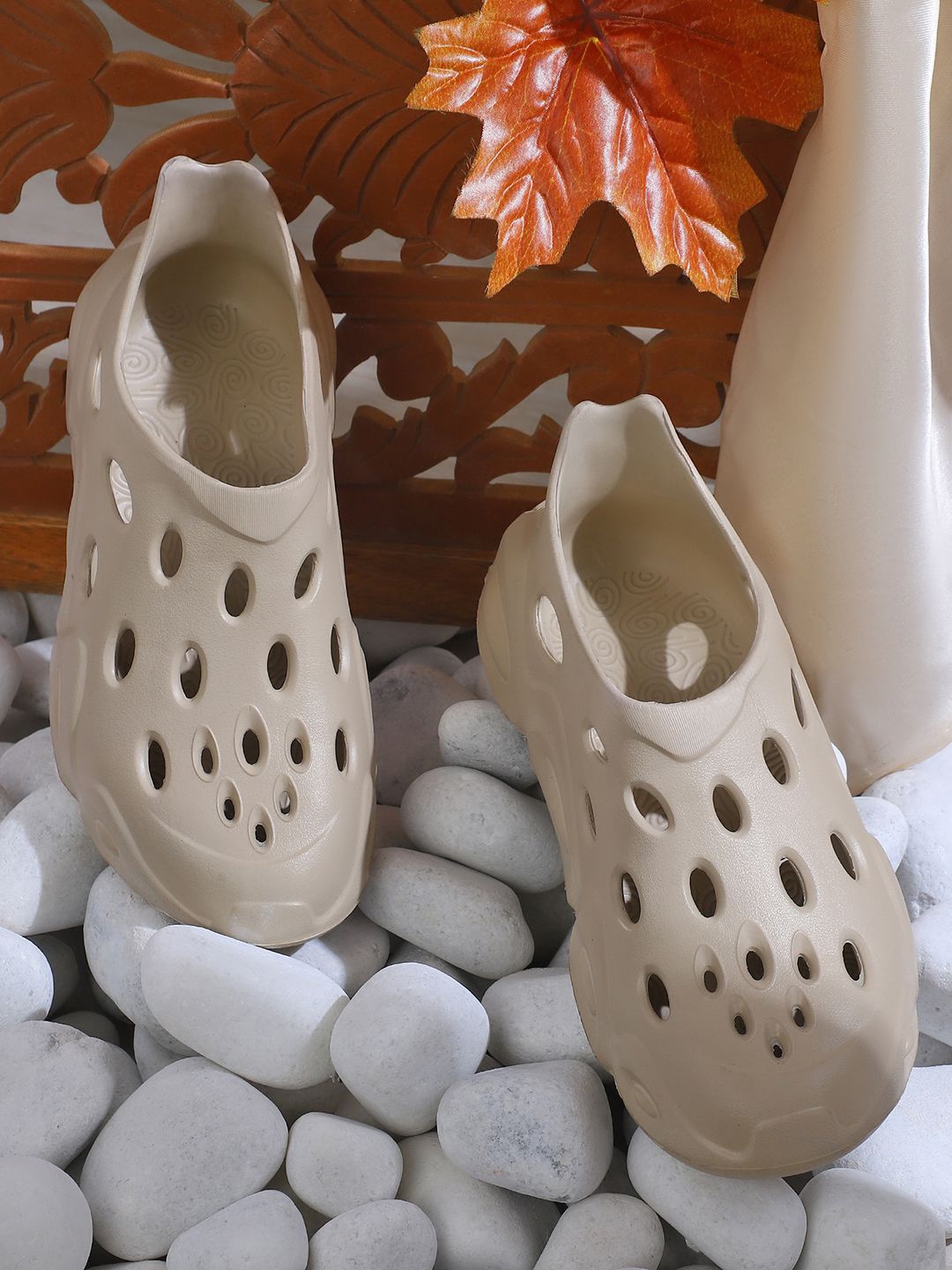 

TAG 7 Women Rubber Clogs, Beige