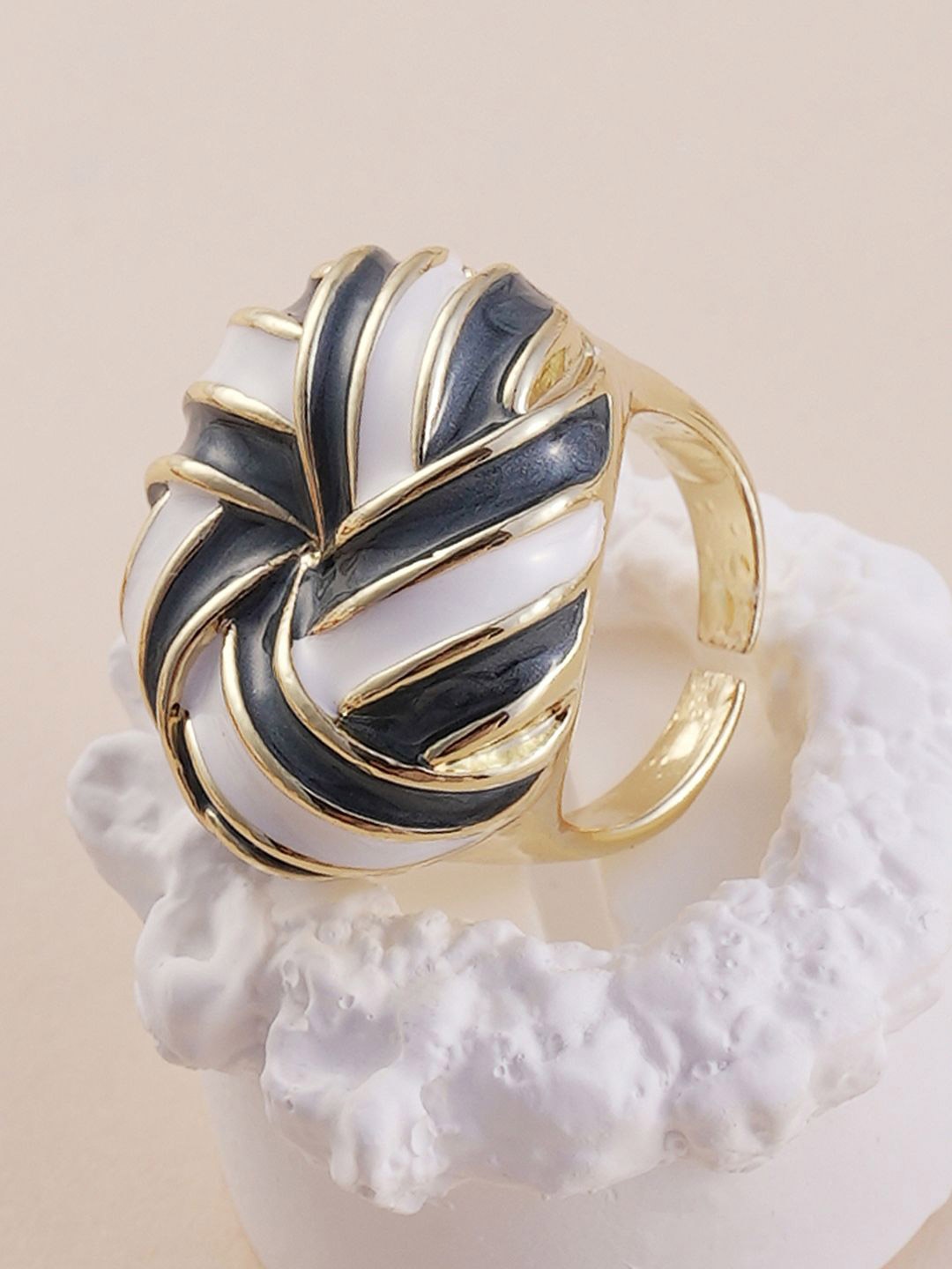 

SOHI The Candy Swirl Gold-Plated Adjustable Statement Finger Ring
