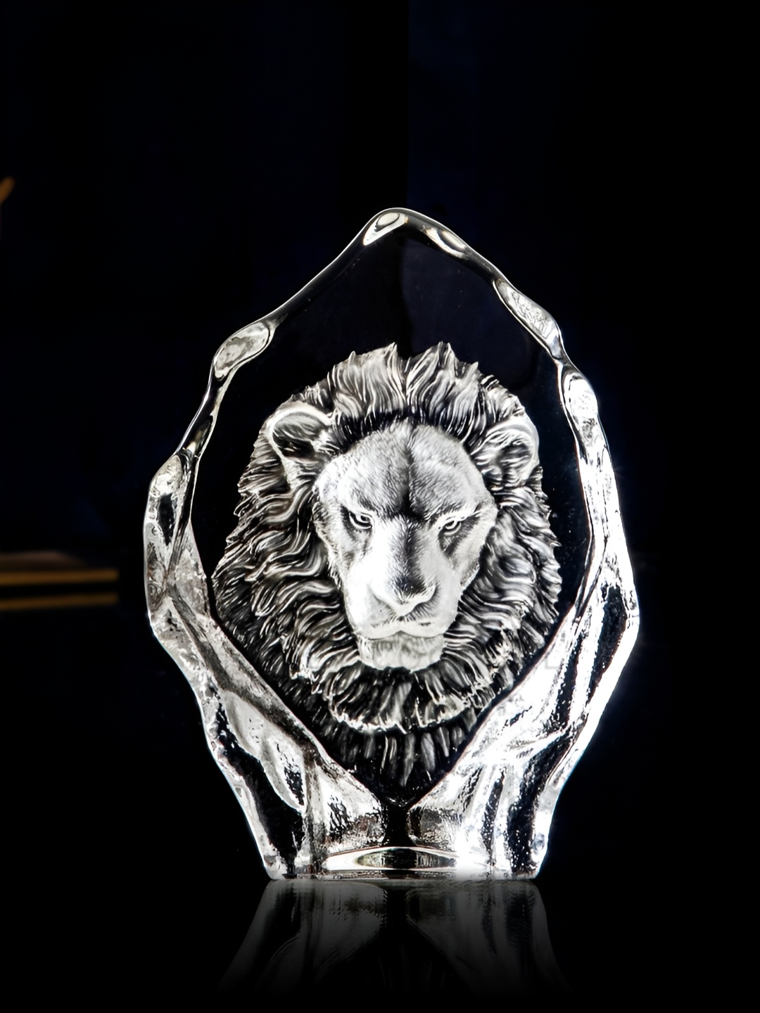 

SMOKEY COCKTAIL Transparent Lion Face Medium Figurine Showpiece