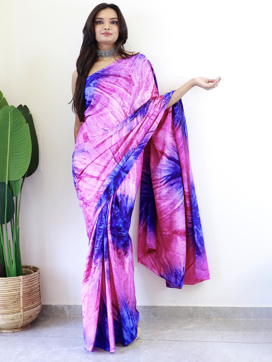 

Panzora Abstract Printed Silk Blend Ready to Wear Saree, Pink