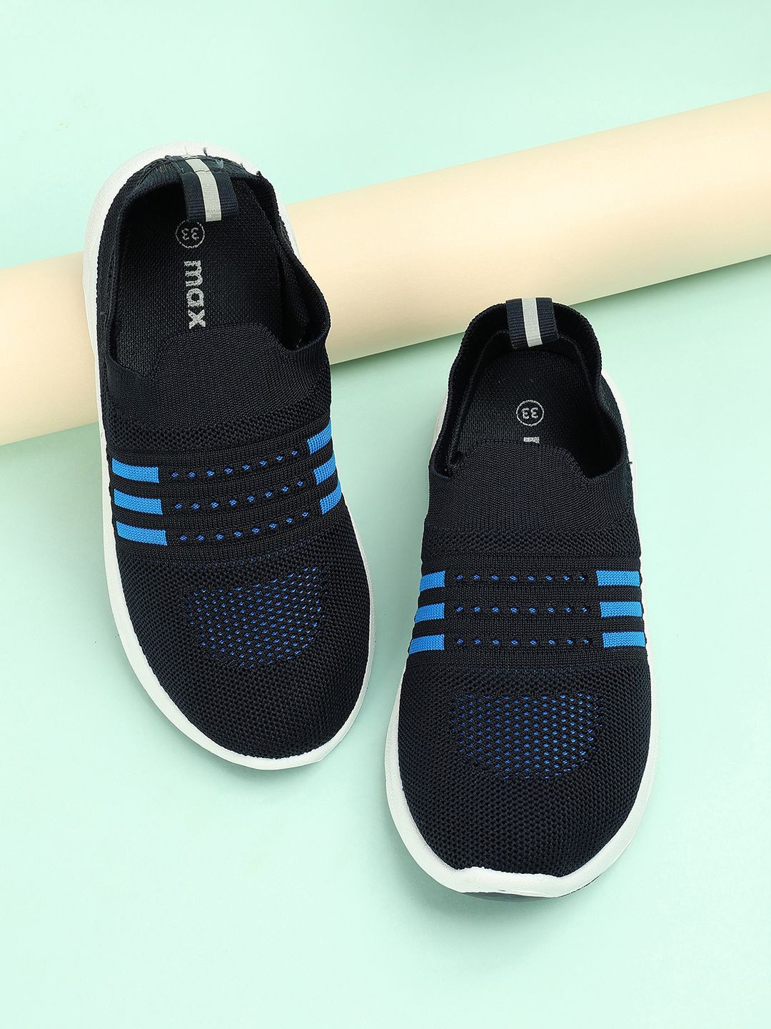 

max Boys Running Shoes, Black