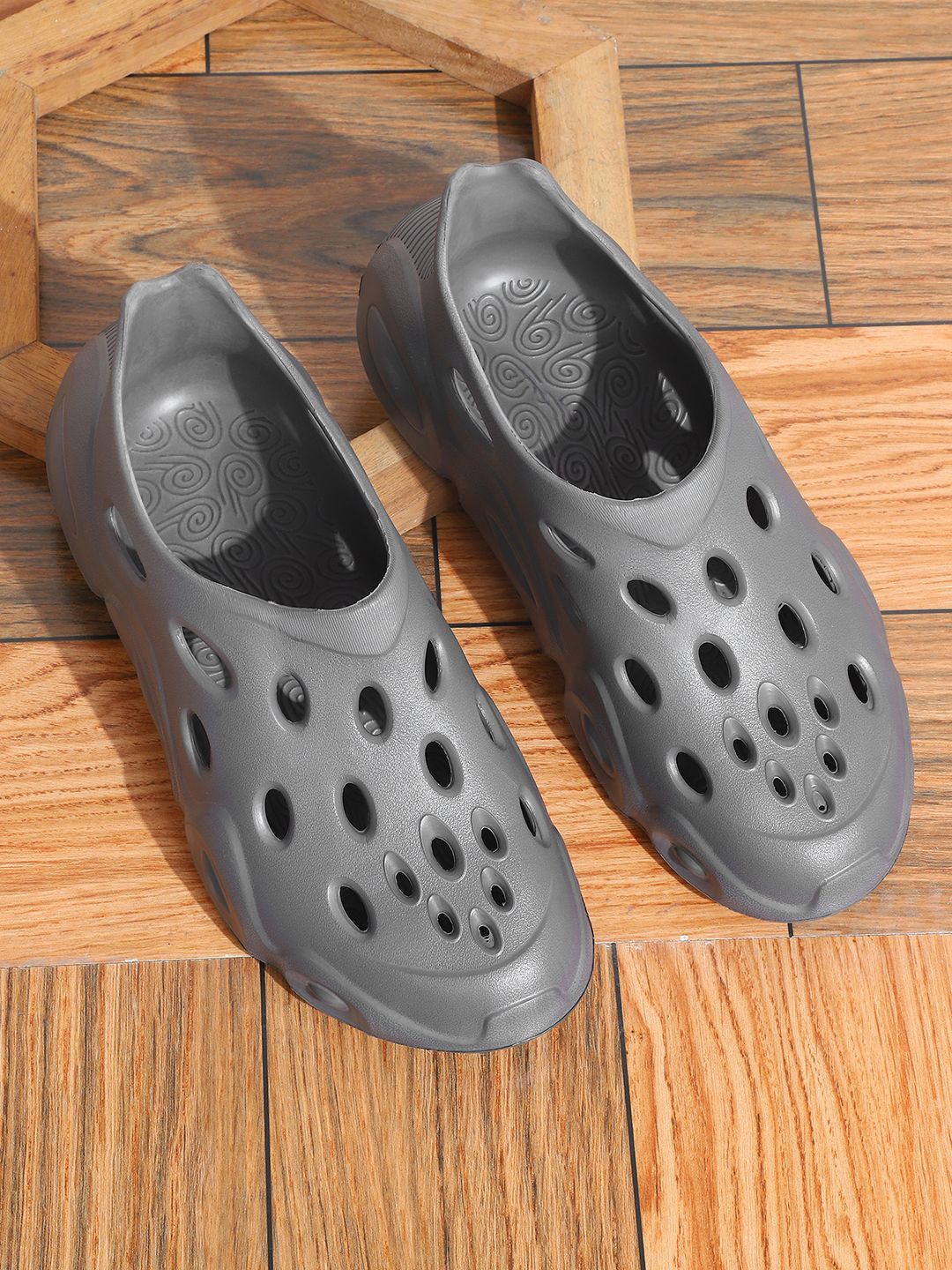 

TAG 7 Women Rubber Clogs, Grey