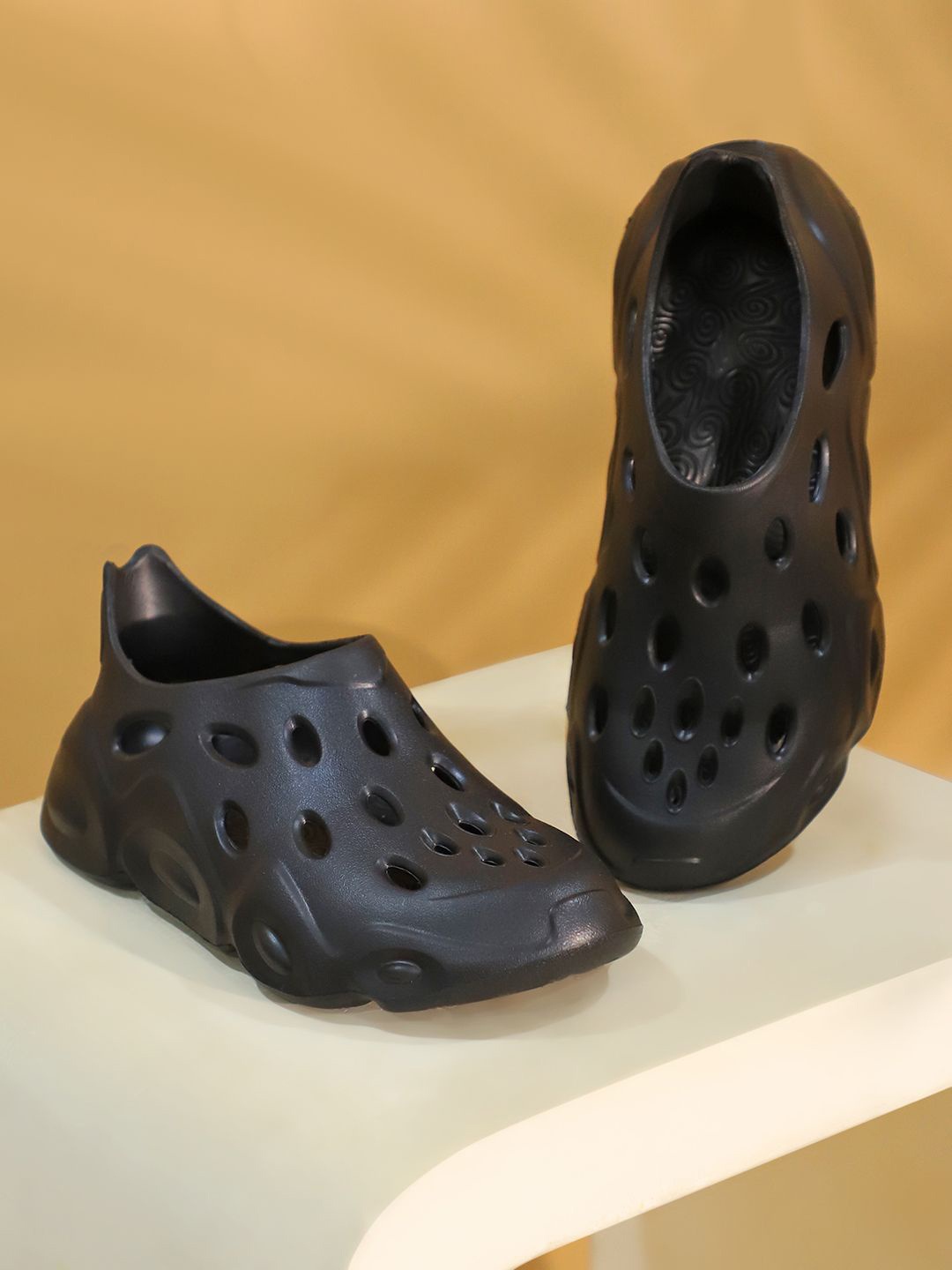 

TAG 7 Women Rubber Clogs, Black