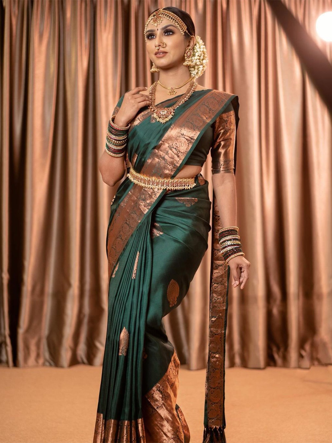 

RASVRITI Woven Design Zari Art Silk Banarasi Saree, Green