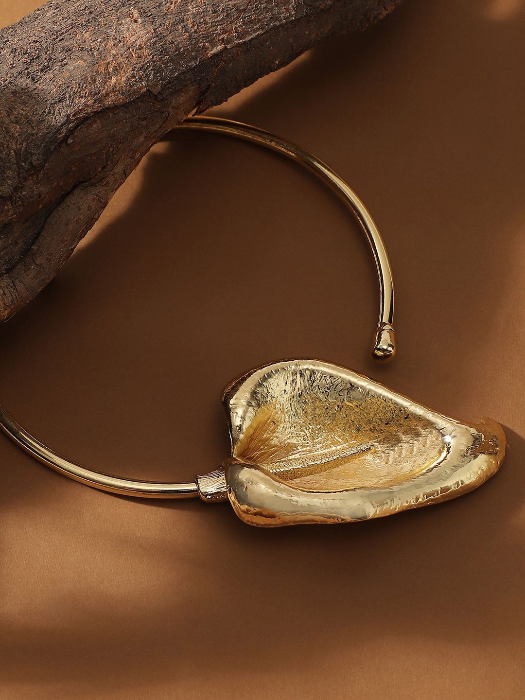 

SOHI The Water Lily Torque Gold Plated Necklace
