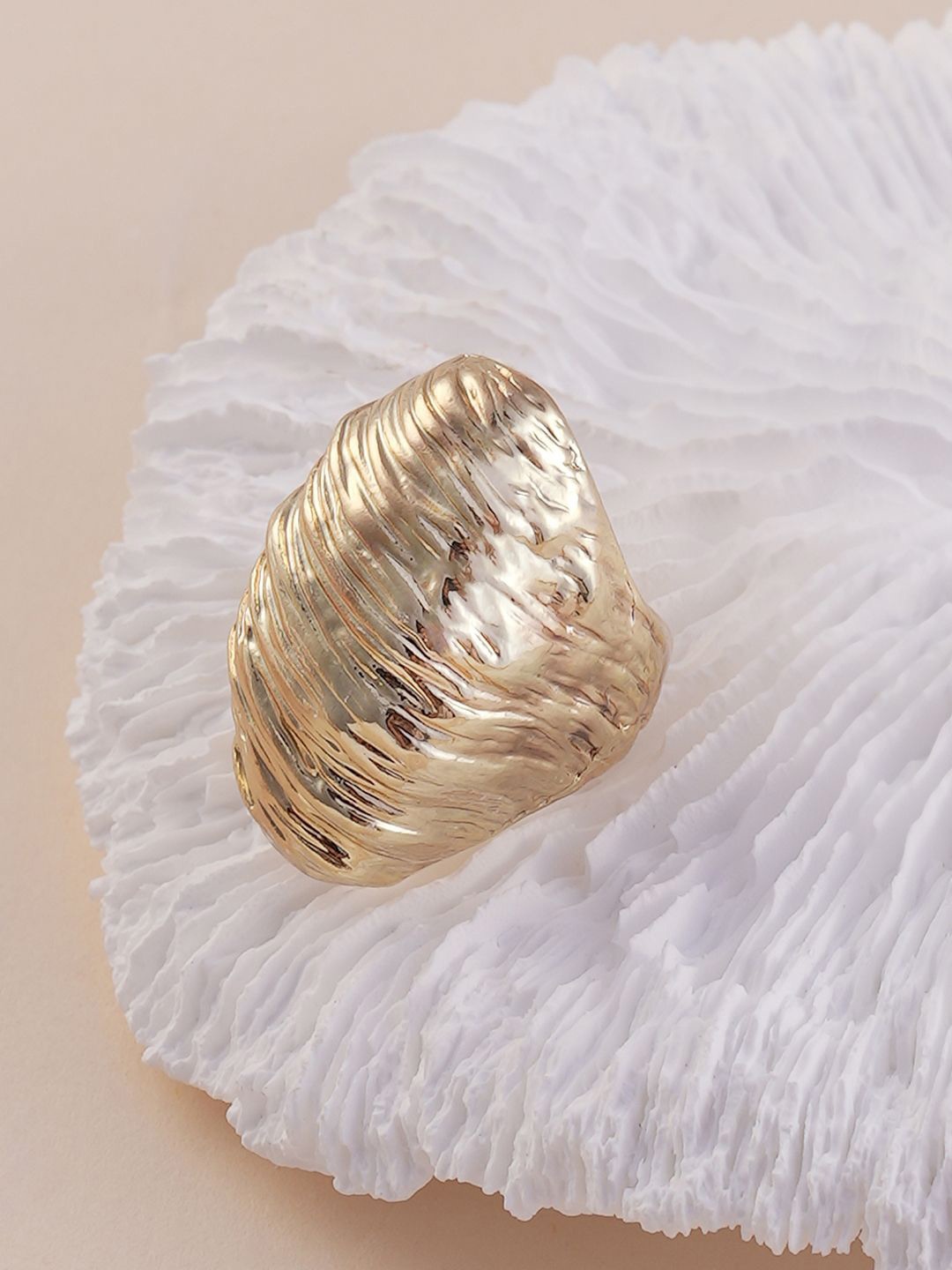 

SOHI Gold Plated Adjustable Whirlwind Statement Finger Ring