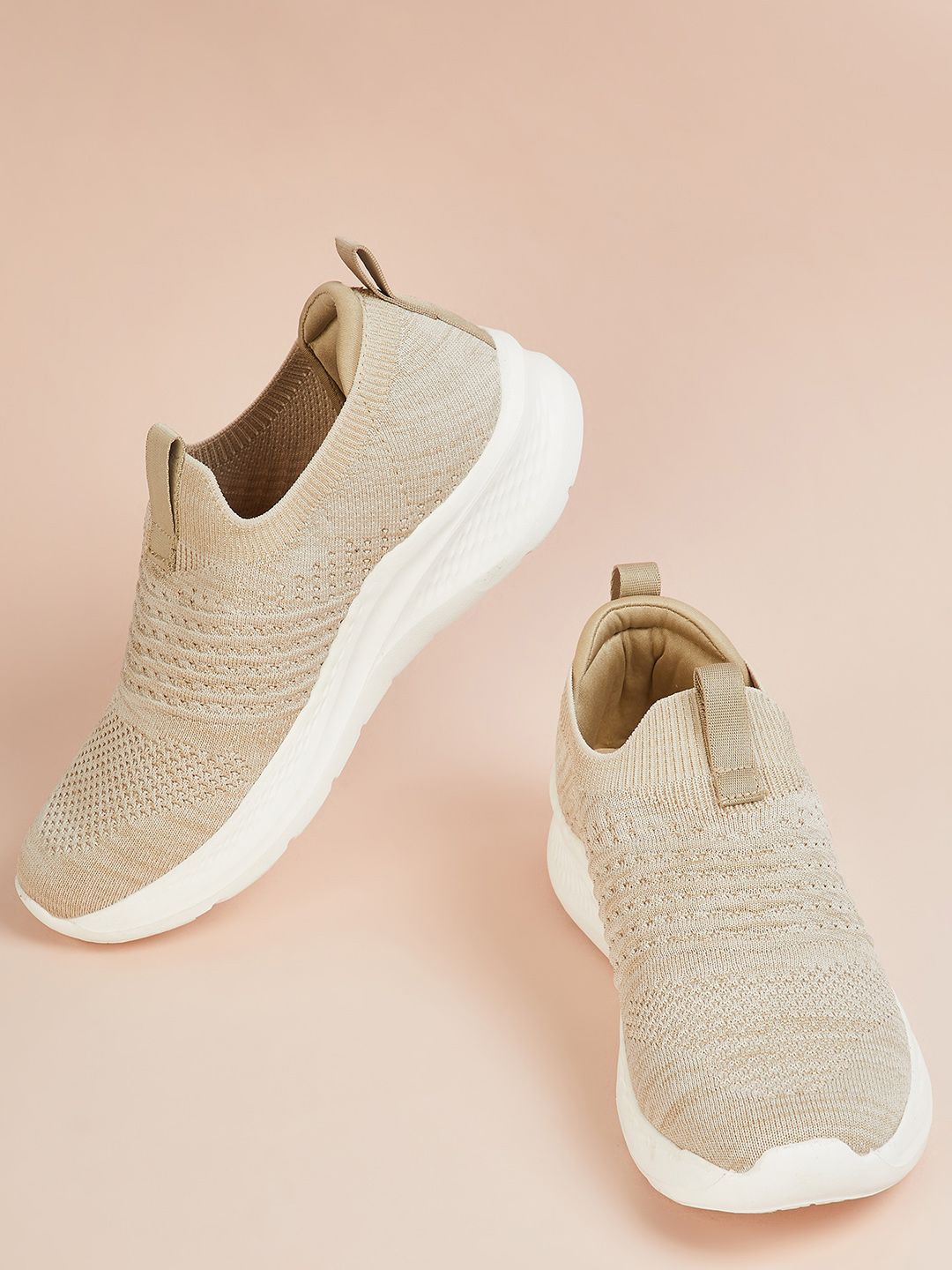 

max Women Running Shoes, Beige