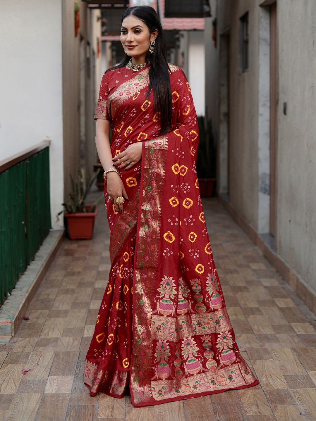 

Anaita Bandhani Zari Pure Silk Bandhani Saree, Red